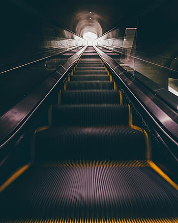 fotografování s nízkým úhlem, jezdící schody, Moderní eskalátor, spoře osvětlené, vnitřní tunel, vzhůru, podmanivý pohled, kroky eskalátoru, žluté čáry, osvětlení tunelu, design eskalátoru