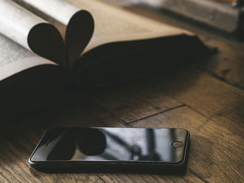 Space Grey iPhone 5S, smartphone, tavolo di legno, libro aperto, pagine che formano il cuore, Custodia per iphone, Accessori tecnologici, impostazione della scrivania, Fotografia minimalista, a forma di cuore, libro d'arte