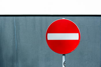 žádné vstupní znamení, červené a bílé znamení, zákazu, modré zdi, zblízka, dopravní značka, stopka, varovná cedule, ulice znamení, Zákaz vjezdu