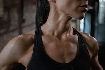 donna sudata, post-allenamento, donna adatta, donna muscolosa, forza, fitness, avvicinamento, allenarsi, Palestra, Fotografia di fitness, sudorazione