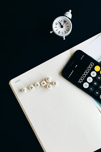 dopis bloků, bílý notebook, změna, hodiny, kalkulačka smartphonu, Kreativní zátiší, mřížkový papír, organizace času, Digitální kalkulačka, Nástroje produktivity, Plánovací nástroje