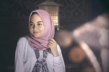 donna, Pink Hijab, messa a fuoco selettiva, ritratto sereno, grazia, eleganza, hijab, fotografia di ritratto, donna che indossa l'hijab, maestro rosa, Fotografia a fuoco selettivo