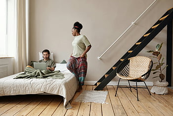pareja en la cama, trabajando desde casa, computadoras portátiles, dormitorio moderno, escenario acogedor, cama, habitación, Pareja, ordenador portátil, oficina en casa, escalera