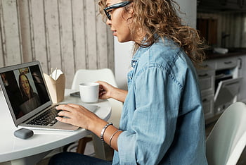 블루 데님 재킷의 여자, MacBook Pro 사용, 영상 통화, 커피를 마시 며, 집에서, 일상적인 일, 원격 작업, 본사, 노트북 사용자, 휴식 시간, 화상 회의