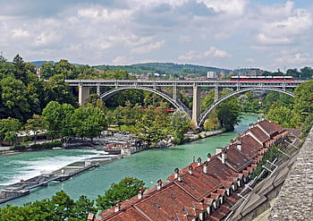Γέφυρα Κίρχενφελντ, Aare ποταμός, bern, πλούσιο πράσινο, παραδοσιακές στέγες, πανοραμική θέα, ιστορική γέφυρα, καφέ σπίτια, κοντά στη γέφυρα, Ελβετική αρχιτεκτονική, τοπίο ποταμού