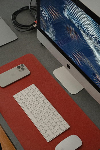 Apple Electronics, skrivebord, stationær computer, tastatur, smartphone, Rød skrivebordsmåtte, slank arbejdsområde, ovenfra, æbleprodukter, computer opsætning, arbejdsstation