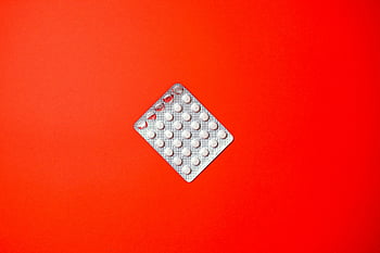 실버 블리스 터 팩, 붉은 색 표면, 닫다, 의사, 단단한 빨간색 배경, 건강 관리, 약물 치료, 알약의 물집 팩, 빨간색 배경, 의료 상징, 약물 상징