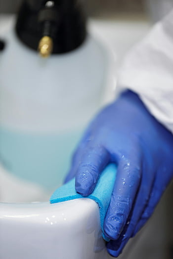 modré rukavice, Čištění dřezu, bílé umyvadlo, Hygienické prostředí, čištění houby, Modrá houba, Čištění rukou, Hygiena dřezu, Proces čištění, Blue-glosed ruka, Úkol čištění
