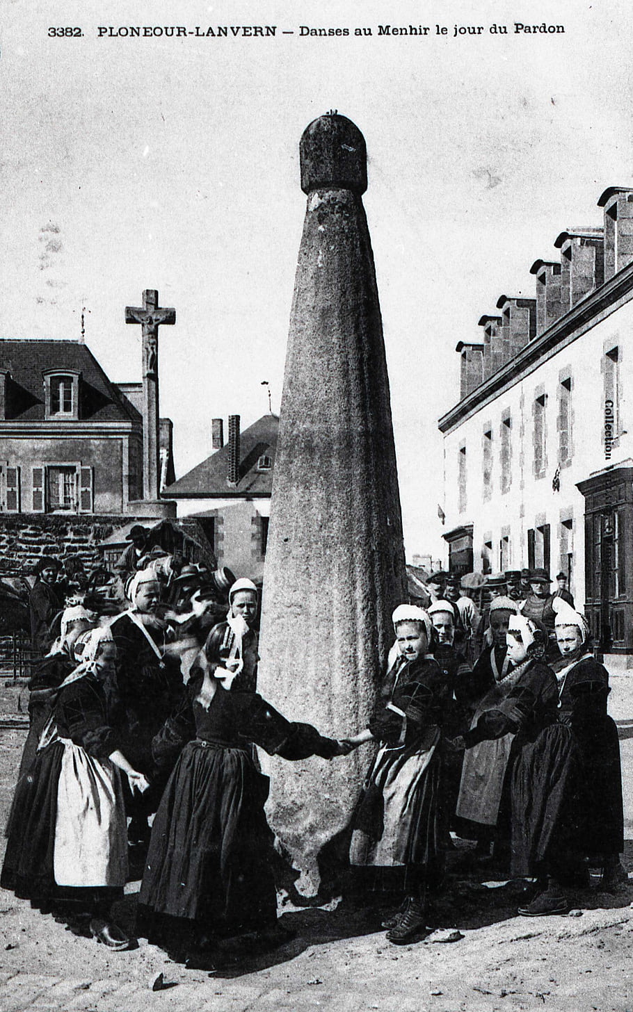 Ploneour Lanvern, tance, menhir, pohlednice, starověké, Kolem roku 1900, brittany, Francie, tradiční oblečení, skupina, venkovní