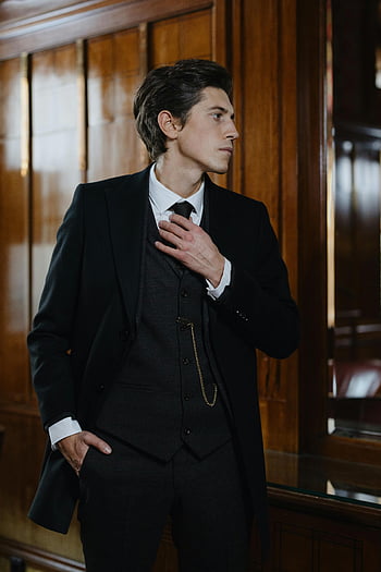 man in zwart pak blazer, Formeel zwart pak, met houten panelen, Stijlvolle man, formele kledij, zwarte blazer, pak en stropdas, elegante man, professionele uitstraling, formele pose, zwart jasje