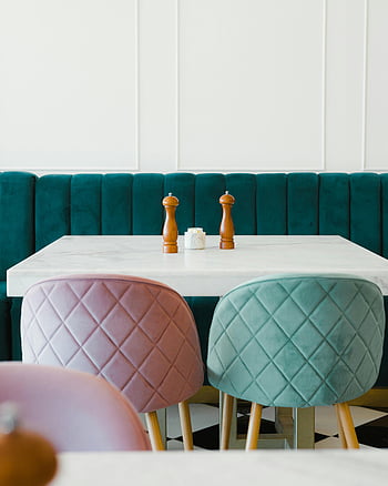 ästhetisches Café, Stylish Cafe, Samtstühle, weißer Marmortisch, schickes Essen, modernes Interieur, gemütliche Sitzgelegenheiten, Café-Dekor, trendige Möbel, Pastellfarben, elegante Einstellung