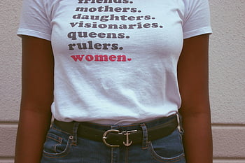 Frau, weißes T-Shirt, blauer Jeansstoff, Ermächtigung, Frauen feiern, Rollen, Nahansicht, T-Shirt Design, Frauenrollen, Empowerment -Botschaft, Ankergürtelschnalle