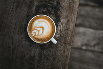 cappuccino, latte art, bílý hrnek, hnědý dřevěný stůl, rustikální stůl, pohled shora dolů, kávový šálek, Krásné latte umění, káva umění, dřevěný povrch, kávový nápoj
