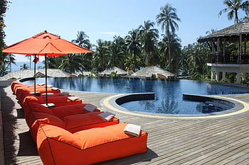 Oranžové salonky, plavecký bazén, tropický resort, lehátka, palmy, Relaxace u bazénu, venkovní posezení, slunečníky, dřevěná paluba, Obrácení letoviska, Nastavení dovolené