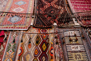 tappeti fatti a mano, tappeti ornamentali, tappeti colorati, tappeti artigianali, mercato all'aperto, tappeti sospesi, mercato aperto, tappeti decorativi, tappeti tradizionali, impostazione del mercato, Arte tessile