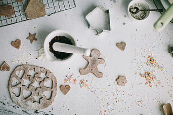 biscotti allo zenzero, formine per biscotti, spruzzatori, vista dall'alto, Preparazione di pan di zenzero, cottura al forno, festivo, vacanza, tagliare il pan di zenzero, mortaio e pestello, forme del cuore