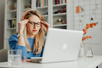 파란색 셔츠를 입은 여자, MacBook 사용, 스트레스, 노트북에서 일하고, 본사, 재택 근무자 생활 양식, 책상 설치, 원격 작업, 전문적인 환경, 집중된 작업, 기술 사용