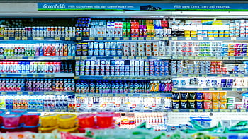 Sekce mléka, obchod s potravinami, živé police, rozmanité mléčné výrobky, Supermarket v Západní Jávě, čerstvé mléko, jogurt, sýr, mléčná ulička, mléčné výrobky ze supermarketu, mléčné produkty