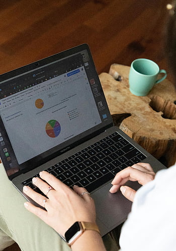 Oříznutí anonymní osoby, laptop, grafická data, Útulné domácí nastavení, světlý pokoj, analýzy dat, pracovat na notebooku, Grafická analýza, Útulné nastavení, domácí kancelář, analýza dat