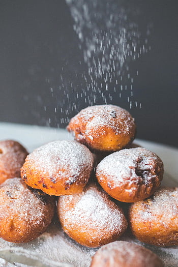 pączki, cukier puder, świeżo upieczone, domowe pączki, Miłośnicy deserów, Kurz cukrowy, słodkie smakołyki, wypieki, fotografia deserowa, fotografia żywności, Przepis na pączki