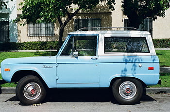 modrý Ford Bronco, Historické auto, klasické auto, Venkovní parkování, modré a bílé auto, šedá cesta, Vintage Charm, klasická modrá, zaparkované venku, ročník vozidla, retro auto