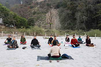 meditasjon, Strand, Rishikesh, india, tankefullhet, avslapning, gruppe, praktisere, sandstrand, yoga matter, utendørs