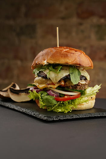 hamburger, hamburger al formaggio, Hamburger gourmet, ingredienti freschi, Piatto di ardesia, avvicinamento, delizioso hamburger, lattuga, pomodoro, cipolla, fungo