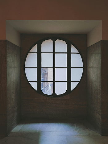 丸い窓、 空の建物、 ミニマリストの部屋、 柔らかい影、 アーチ型の窓、 インテリア・デザイン、 建築写真、 自然光、 空きスペース、 近代建築、 ウィンドウデザイン