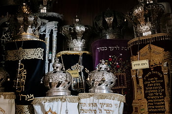 Rouleaux de la Torah, couronnes d'argent, cadre de synagogue, finement orné, objets religieux juifs, couvertures de la Torah, intérieur de la synagogue, parchemins religieux, synagogue juive, Ornements de la Torah, Textes sacrés