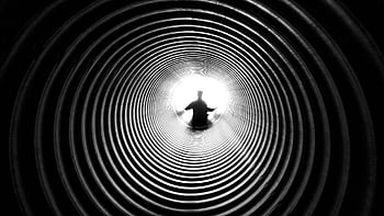 photographie en niveaux de gris, la personne, fin de tunnel, tunnel en spirale, noir et blanc, silhouette, contraste léger, contraste frappant, photographie tunnel, image monochrome, composition artistique