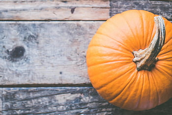 dýně, hnědý dřevěný povrch, pohled shora, oranžové dýně, dřevěný stůl, podzimní témata, Halloweenská témata, podzim dekor, rustikální pozadí, sezónní sklizeň, Dekorace sklizně