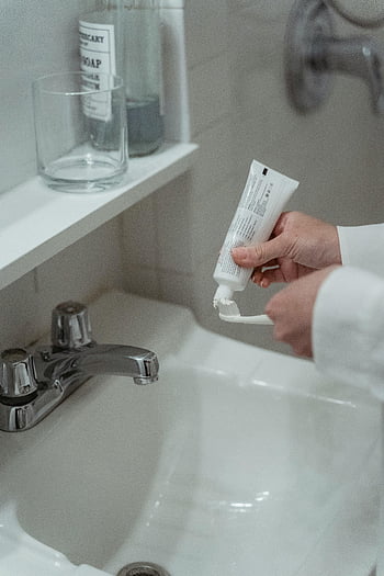 zubní pasta, Kartáček na zuby, detail, moderní koupelna, Čistá koupelna, dentální hygiena, čištění zubů, dřez, kohoutek, osobní péče, Hygienová rutina