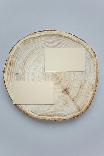 prázdné vizitky, dřevěná dráha, šedé pozadí, pohled shora, prázdné karty, texturu dřeva, minimalistický design, Maketa vizitky, Ekologický design, kancelářské potřeby, papírnické zboží