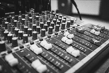 audio kiegyenlítő, fekete és fehér, keverőpult, gombok, csúszkák, részletes nézet, hangberendezés, zenei produkció, hang keverés, Stúdió berendezések, fekete-fehér fénykép