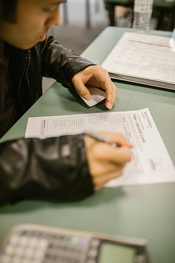 podvádění studenta, zkouška, tahák, třída, test, Akademická nečestnost, chování studentů, podvádění během zkoušky, Nastavení třídy, pochybení při zkoušce, Akademická integrita