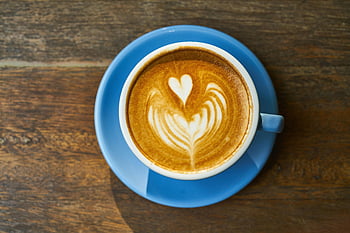 cappuccino, Modrý keramický talíř, latte, srdce umění, modrý pohár, dřevěný stůl, pohled shora, káva umění, kávový šálek, podšálek, latte art