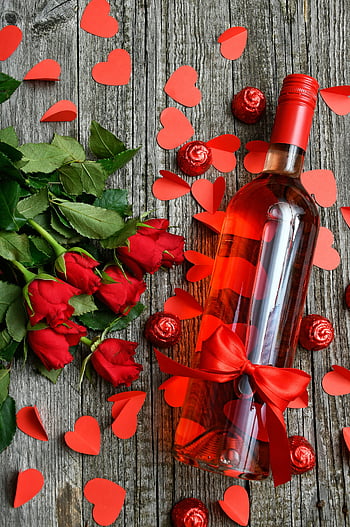 fotografia flatlay, bottiglia di vetro, fiori di rosa rossa, San Valentino, Setup romantico, vino rosso, ritagli di cuore, fiori romantici, Festa di San Valentino, Rose rosse, Bottiglia di vino