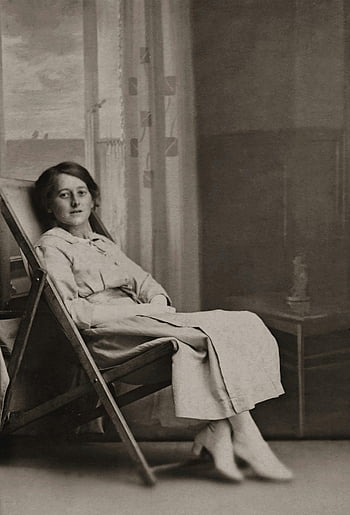 Žena v bílých šatech, skládací židle, vinobraní portrét, Vnitřní nastavení, Relaxační žena, černobílé fotografie, prastarý styl, vnitřní portrét, žena odpočívá, bílé šaty, skládací židle do interiéru