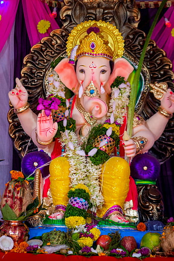 Socha Ganesh, Ovoce, Hindská spiritualita, Závalná socha, zdobené květiny, náboženské nabídky, duchovní symboly, Barevné dekorace, tradiční uctívání, indické božstvo, Kulturní umění