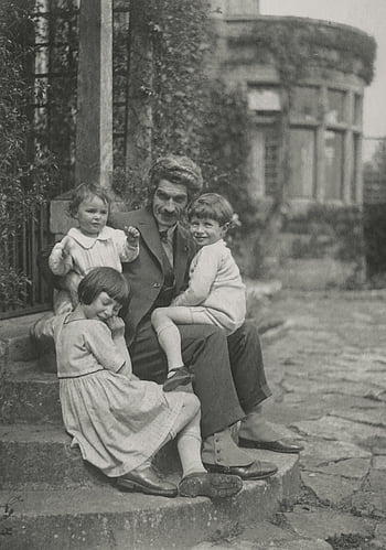 fotografie ve stupních šedi, rodina, konkrétní kroky, vinobraní fotografie, zahradní kroky, nostalgie, klasické fotografie, Černý a bílý, Venkovní rodinný portrét, historické foto, děti