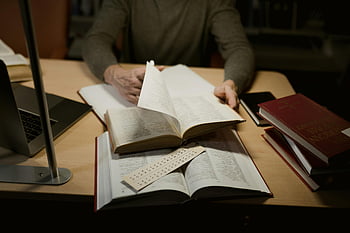 読んでいる人、 本を開く、 机、 勉強する、 夢中になる、 ノートパソコン、 研究環境、 フォーカスリーダー、 教育環境、 本棚、 ワークスペース