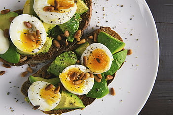 avokádový toast, vejce natvrdo, piniové oříšky, bílá deska, lahodná snídaně, zdravé jídlo, vegetariánské jídlo, Brunch nápad, vejce a avokádo, Snídaně toast, Zdravé stravování