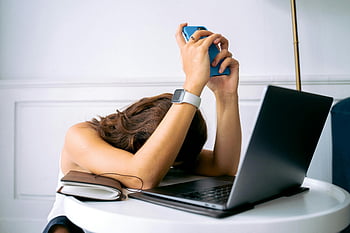 femme, montre intelligente, téléphone intelligent, submergé, travail, repos, tête, table, portable, téléphone