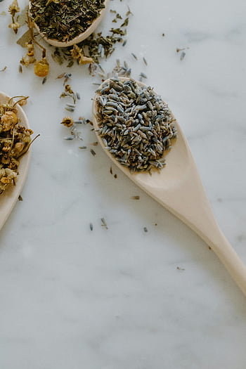 bylinková medicína, sušené levandule, heřmánek, vařečka, přírodní prostředky, detailní záběr, sušené byliny, přírodní ingredience, bylinné přípravky, dřevěné nádobí, bylinkový čaj