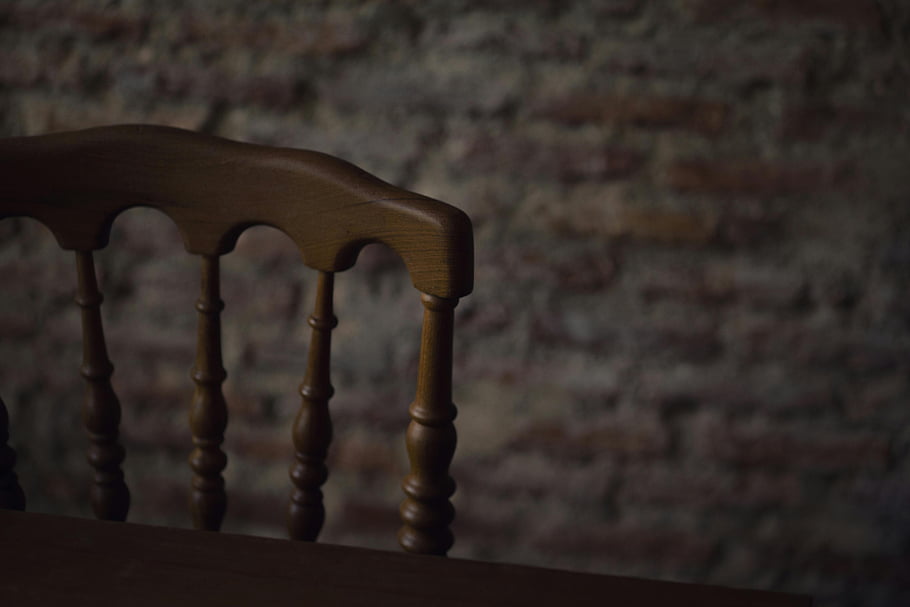 starožitné dřevěné židle, Rustikální cihlová zeď, detail, texturou pozadí, hnědá dřevěná židle, vinobraní nábytek, vnitřní dekor, rustikální dekor, dřevěný nábytek, starožitný výzdoba, Rustikální židle