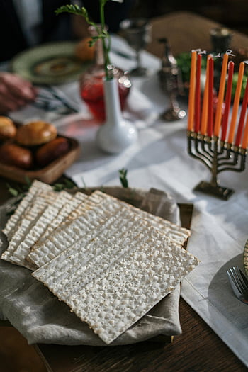 Tradiční židovský matzo, Seder jídlo, matzah, menorah, Slavnostní nastavení stolu, ploché ležel, židovská tradice, Pesach, dovolená tabulka, chléb, svíčky