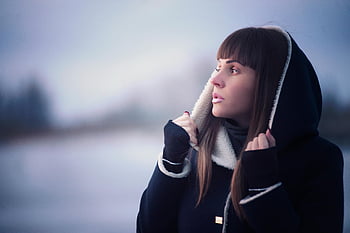 冬の肖像、 若い女性、 冬物コート、 屋外の写真、 おしゃれな女性、 遠くに見えます、 冬のファッション、 寒波、 フード付きコート、 冬景色、 思慮深い表情