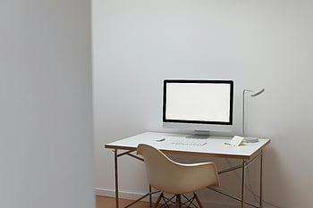 現代の職場、 コンピューター、 メモ帳、 ミニマリストホームオフィス、 きちんとした机、 単純さ、 スタイル、 空白の画面、 デスクランプ、 事務用椅子、 白い机