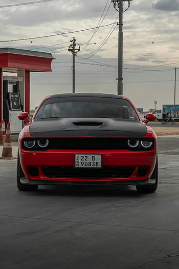 Red Dodge Challenger, čerpací stanice, čelní pohled, zatažená obloha, elegantní auto, červené auto, dodge challenger, zaparkované auto, plynové čerpadlo, oblačno, scéna z čerpací stanice
