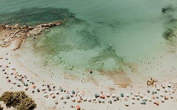 napernyők, napfényes strand, Monti D'arena strand, Puglia, Olaszország, élénk esernyők, Tiszta türkizkék vizek, légi felvétel, lenyűgöző strand, strand jelenet, nyári vakáció